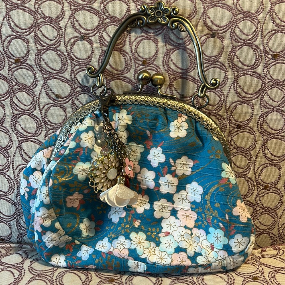 Unbranded clamshell purse